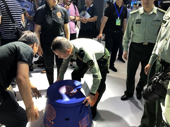 这款轻便易携柔性防爆罐深受排爆专家好评