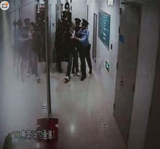 地铁搞事.jpg