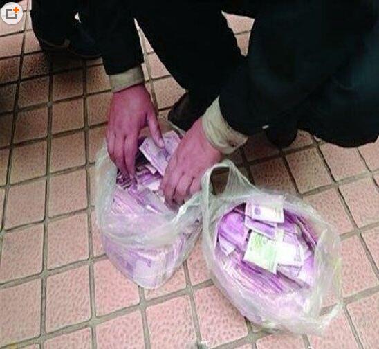 男子撒钱.jpg
